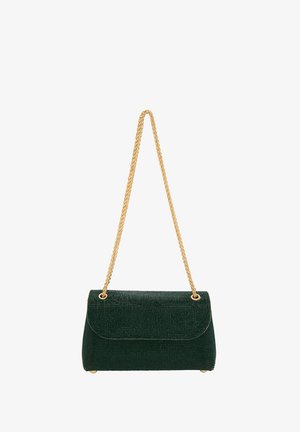 Zielona torba pleciona z zapięciem na klapkę, złotym łańcuszkiem oraz okrągłymi nóżkami u podstawy, prezentująca fakturowaną powierzchnię.