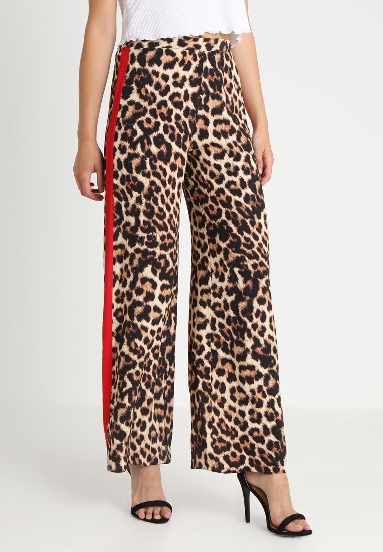 Weite Hosen aus glattem Stoff mit einem beigen und schwarzen Leopardenmuster, roten Seitestreifen und einem bequemen Bund.
