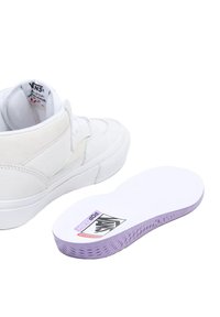 Sneaker alte bianche con tomaia in pelle liscia, colletto imbottito e soletta bianca rimovibile con sottopiede lavanda e logo.