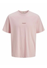 Lyserød bomulds t-shirt med rund hals, korte ærmer og et lille logo i mørkerød på brystet. Regular fit med glat tekstur.