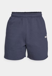 - Krótkie spodenki sportowe