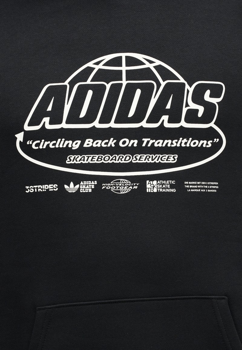 Adidas-Logo mit Globus und Slogan „circling back on transitions“ über Skateboard-Services und verschiedenen zugehörigen Skateboard-Markenlogos auf schwarzem Stoff.