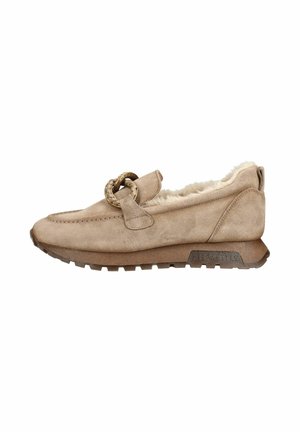 Beige ruskind slip-on sko med pelsforing, kraftig sål og dekorativt flettet løkke-detalje på toppen, set fra siden.