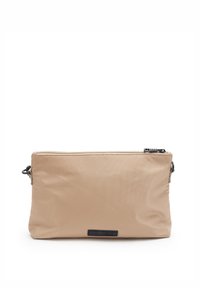 Borsa a busta in nylon beige con hardware nero, forma rettangolare, chiusura superiore a zip e logo impresso sulla parte anteriore. Texture liscia.