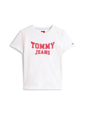 Hvit bomull T-skjorte med rød "TOMMY JEANS"-tekst i fet skrift. Korte ermer og rund hals med en liten logo-detajle på ermet.