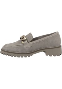 Grauer Wildlederloafer mit einer niedrigen, robusten Gummisohle, dekorativem Kettenakzent auf dem Blatt und genähten Details entlang der Kanten.