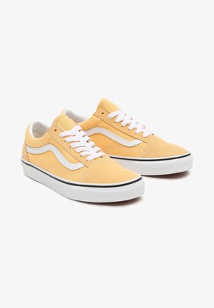 Zapatillas Vans de ante amarillo suave con rayas laterales de cuero blanco y cordones blancos. Presentan suela de goma negra y suela texturizada.