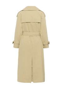 Trench coat bej cu talie accesorizată cu curea, design cu două rânduri de nasturi și fante la spate pentru mobilitate. Fabricat dintr-un material ușor și neted.