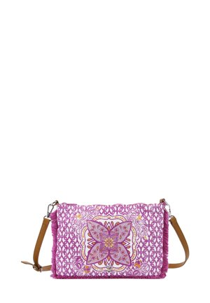 Borsa a tracolla con un esterno in tessuto rosa, intricate ricami floreali e una finitura testurizzata, dotata di tracolla in pelle marrone regolabile.
