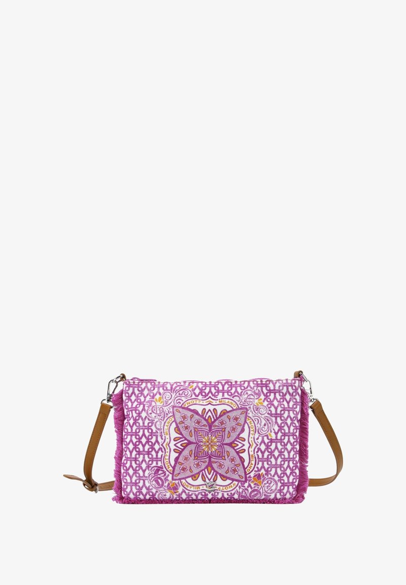 Borsa a tracolla con un esterno in tessuto rosa, intricate ricami floreali e una finitura testurizzata, dotata di tracolla in pelle marrone regolabile.
