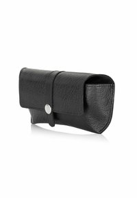 Czarna skórzana etui z fakturowaną powierzchnią, zaokrąglonym kształtem, zapięciem na guzik i wzorem klapy. Wnętrze jest otwarte i przestronne.