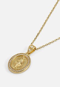 Collier pendentif ovale en or avec une figure religieuse en relief, entourée de petites pierres claires sur une fine chaîne.