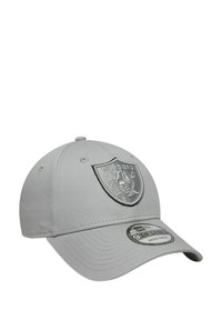 Gorra de béisbol gris con visera curvada, presenta un parche de logo embosado en el frente y una correa ajustable en la parte posterior.
