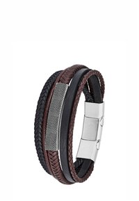 Pulsera de varias capas que presenta cuero trenzado marrón y negro, un acento metálico de plata texturizada y un cierre metálico.