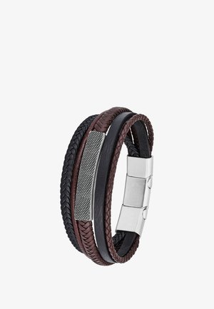 Bracelet multicouche en cuir tressé marron et noir, avec un accent en métal argenté texturé et un fermoir métallique.