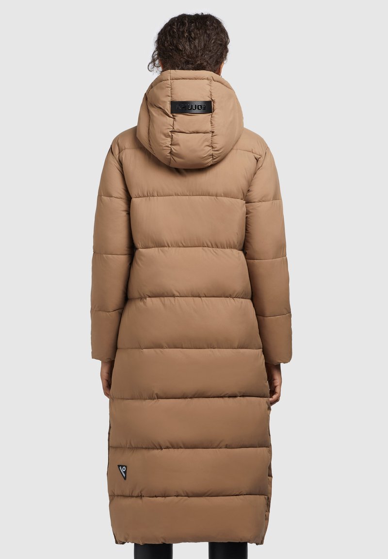 Langer brauner Daunenmantel mit Kapuze, versehen mit einem rechteckigen Steppmuster und einem Logoakzent am Saum. Glatte Textur, knielanger Schnitt.