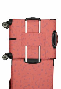 Roter Koffer mit Muster, schwarzer Hardware und Rädern, ausgestattet mit einem Aluminium-Teleskopgriff und einem seitlichen Tragegriff für einfachen Transport.
