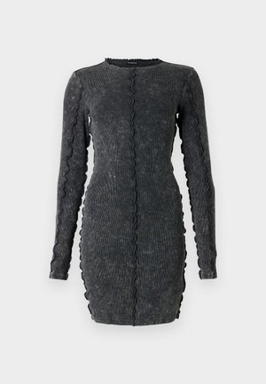 Robe en maille gris foncé à manches longues, présentant une texture côtelée, des bords en forme d'ondulations le long des coutures, et une silhouette ajustée.