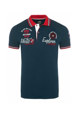 Marineblaues Polohemd mit rotem Kragen und Ärmelsaumstreifen, Schriftzug „Arctic Explorer“ und Aufnähern, Zwei-Knopf-Leiste und bestickten Motiven auf Vorderseite und Ärmel.