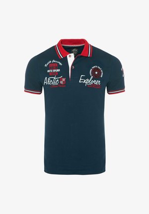 Polo blu navy con colletto rosso e righe sulle maniche, scritta Arctic Explorer e toppa, pattina con due bottoni e ricami sulla parte anteriore e sulla manica.