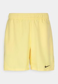 Nike urheilushortsit kirkkaassa keltaisessa, valmistettu kevyestä kankaasta. Ominaisuuksina joustava vyötärö ja musta logo vasemmassa alakulmassa.
