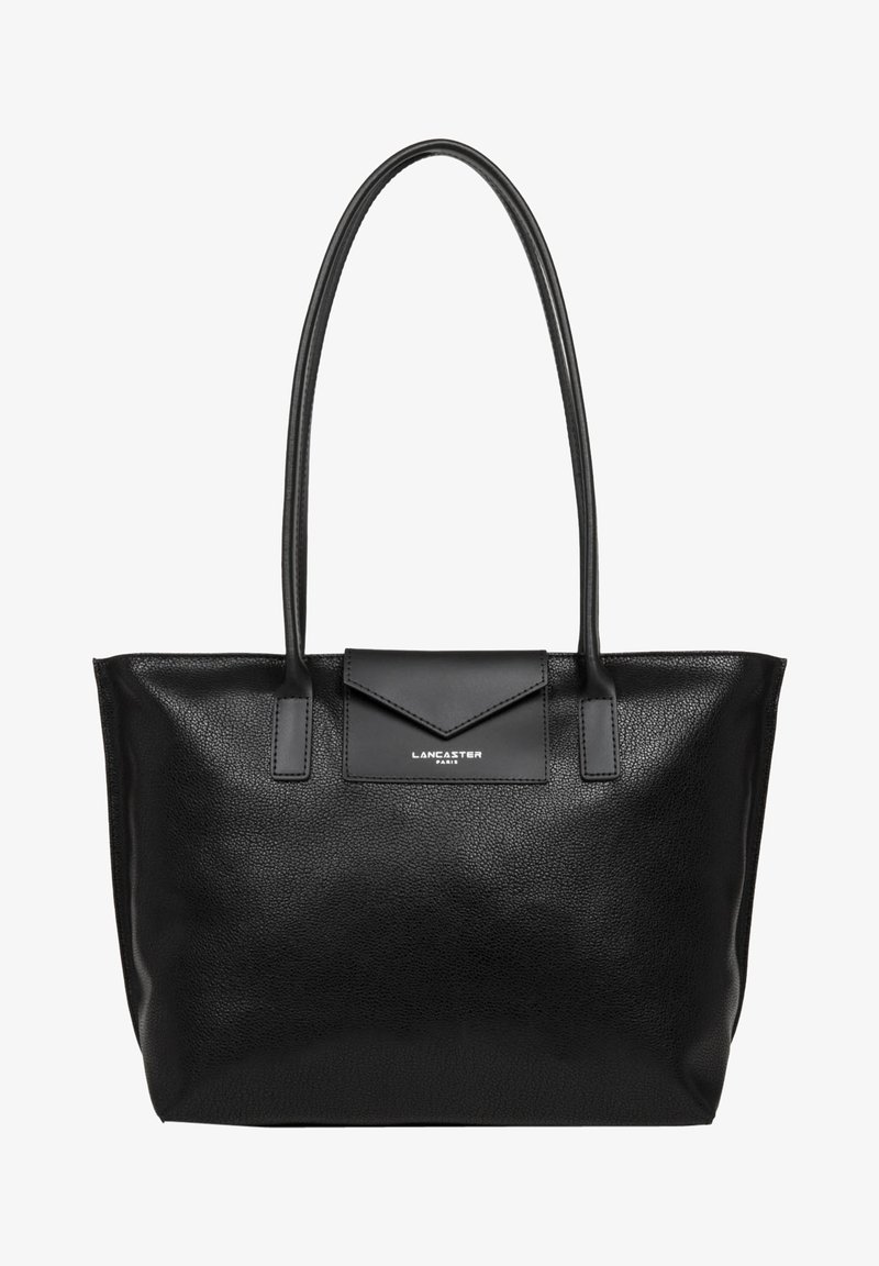 Borsa tote in pelle nera con texture liscia, due manici lunghi e una pattella frontale che presenta il logo Lancaster Paris in argento.