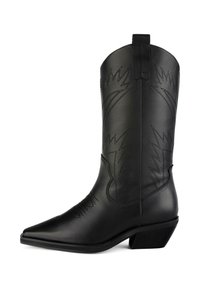 Bota cowboy de cuero negro con punta afilada, caña curvada, costuras decorativas y tacón bajo en bloque. Presenta tiradores para facilitar su uso.
