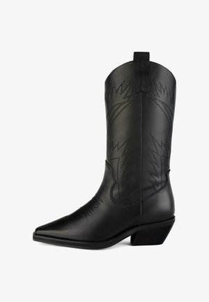 Melnas ādas kovboju zābaki ar norādītu purngalu, izliekto šuvi, dekoratīvo izšuvumu un zemu blokveida papēdi. Iekļauti vilkšanas cilpas vieglai uzvilkšanai.