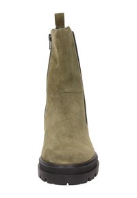 Olivgrüner Wildleder-Stiefelette mit schwarzer, robuster Sohle und seitlichem Reißverschluss, Frontalansicht, mit Ziehlasche hinten.