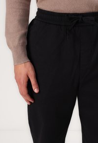 Lyle & Scott BEDFORD - Pantalon classique - jet black