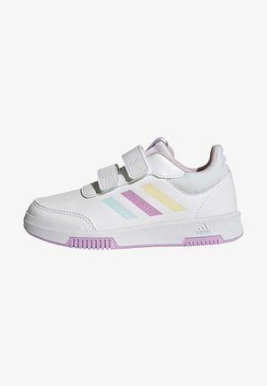 Sapatilha branca desportiva com duas correias de velcro, apresentando riscas diagonais em tons pastel de azul, roxo e amarelo. Sola texturizada em roxo e branco.