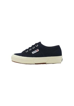 Sneaker bassa in tela blu navy con suola in gomma bianca, chiusura con lacci frontale e piccola targhetta rettangolare con logo sul lato.
