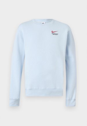 Lys blå sweatshirt med rund halsudskæring og lange ærmer. Har et maroon Nike-logo og tekst på den øverste venstre brystområde. Blød tekstur.