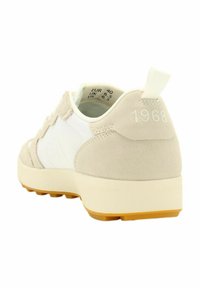 Sneaker in suede e rete in crema e bianco, con una tomaia testurizzata, colletto imbottito e suola in gomma flessibile con tacchetti per la trazione.