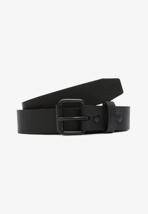 Cinturón de cuero negro con acabado mate, hebilla de metal rectangular y detalle del logotipo. Presenta una textura suave y cierre de tipo pasador.