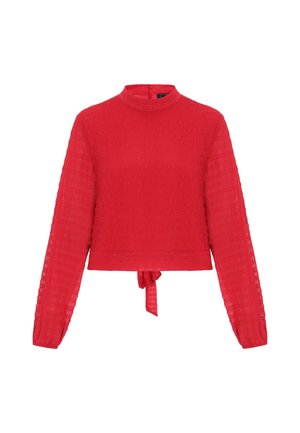 Czerwona, teksturowana, długorękawowa, krótka bluzka z wysokim kołnierzem i małym wiązaniem z tyłu u dołu.
