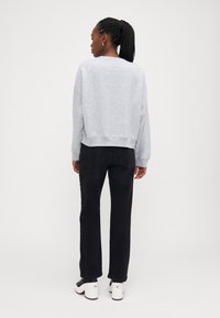 ONLY Petite ONLSWEAT LIFE CREW STATE - Sweatshirt - light grey melange