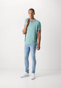 Marc O'Polo SHORT SLEEVE SLITS AT HEM EMBROIDERY - Polokošeľa - midnight moss