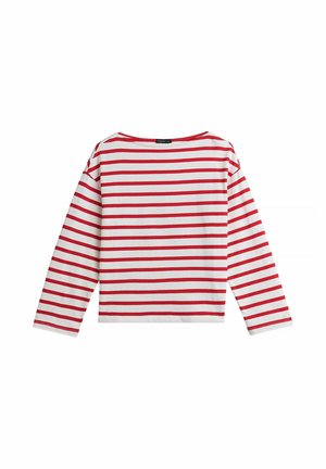 Wit shirt met lange mouwen en horizontale rode strepen, met een brede hals, plat neergelegd op een witte achtergrond.