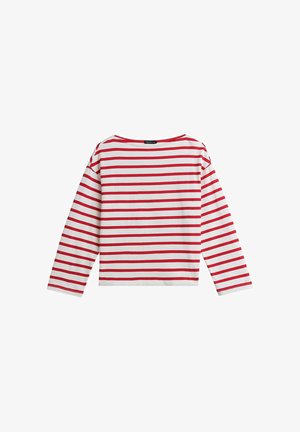 Biała koszula z długim rękawem z poziomymi czerwonymi paskami i szerokim dekoltem, ułożona na płasko na białym tle.