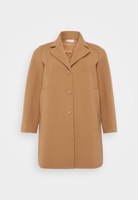 Cappotto cammello in misto lana, con colletto a rever, tre bottoni e tasche laterali. Il tessuto ha una consistenza liscia.