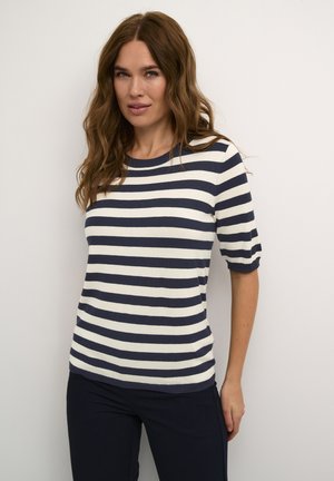 Tricou tricotat cu mânecă scurtă, în dungi albastre și albe, cu guler rotund și croială lejeră, având o textură netedă și dungi uniform distribuite.