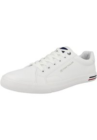Baskets blanches avec une tige synthétique lisse, bout rond, design à lacets, détail de marque et accents rayés sur la semelle en bleu marine et rouge.