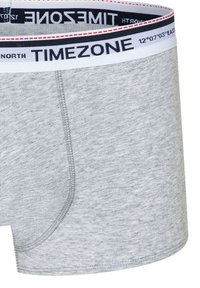 Graue Baumwoll-Boxershorts mit einem weißen Bund, der mit "TIMEZONE" beschriftet ist, und schwarzen sowie roten gestickten Akzenten. Weicher, atmungsaktiver Stoff.