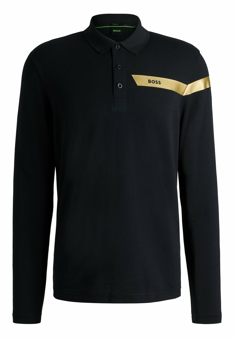 Schwarzes Langarm-Polohemd mit kragenförmigem Ausschnitt, mit einem goldenen diagonalen Streifen und Logo auf der linken Seite. Weicher, glatter Stoff.