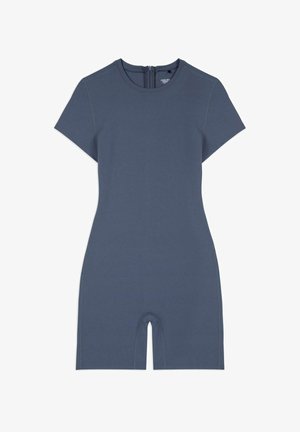 Kombinéza s krátkým rukávem, přiléhavá, v barvě bledě modré. Vyrobena z hladkého materiálu, se zipem na zadní straně a vykrojenými otvory na nohách. Minimalistický design.