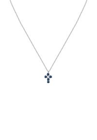 Collana in argento con pendente a croce decorato con gemme blu e trasparenti, che presenta dettagli complessi e una finitura lucida.