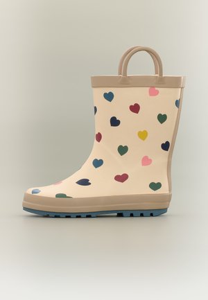 Béžová gumená dažďová čižma s viacfarebnými vzormi srdiečok, béžovými držadlami, béžovým okrajom podrážky a modrou protišmykovou podrážkou.