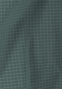 Dunkelgrüner Stoff mit weicher Textur, der ein helles Gittermuster aufweist. Das Material wirkt leicht und fällt dezent.