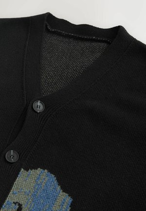 Čierny kardigán s výstrihom do V, dvoma čiernymi gombíkmi a textúrovaným dizajnom s modrými a zelenými vzormi na prednej strane.